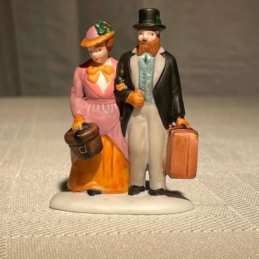 Vintage 1995 M.V. Series Victorian Traveling Couple Village Figurine Taiwan(C6-1